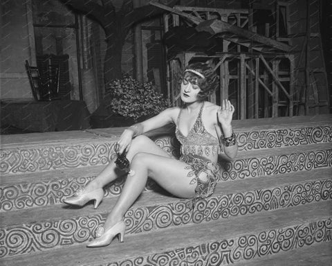 Flapper Girl Using Vibrator On Legs 1926 8x10 Reprint Of Old Photo - Photoseeum