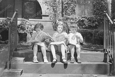 Children Read The News On Steps 4x6 Reprint Of Old Photo - Photoseeum