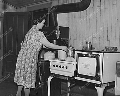 Lady Using A Hot Point Electric Stove 8x10 Reprint Of Old Photo - Photoseeum