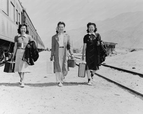 Train Travellers With Suitcases 1942 Vintage 8x10 Reprint Of Old Photo - Photoseeum