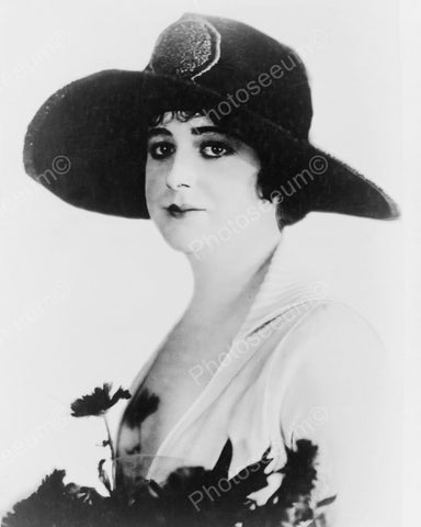 Lady Poses In Large Brim Hat 1920s 8x10 Reprint Of Old Photo - Photoseeum