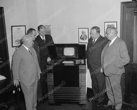 Men Inspecting Television In 1939 8x10 Reprint Of Old Photo - Photoseeum