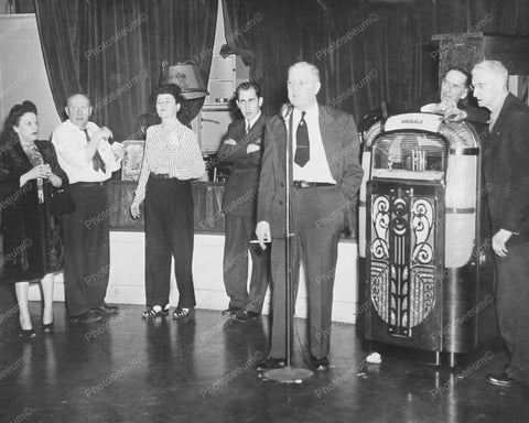 Rock-Ola 1422 Jukebox At Trade Convention 8x10 Reprint Of Old Photo - Photoseeum