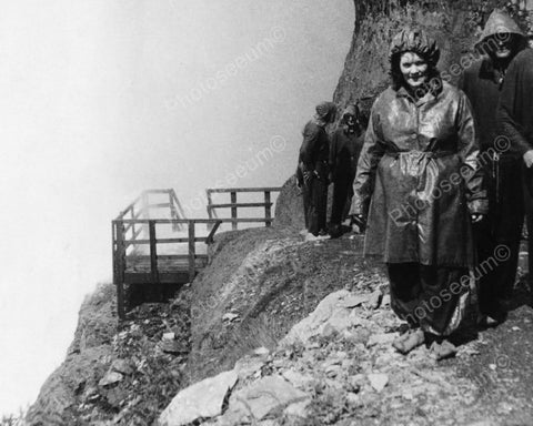 Niagara Falls Vintage Raincoat Tourists! 8x10 Reprint Of Old Photo - Photoseeum