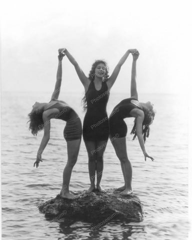 Bathing Beauties Do Beach Sculpture Pose! Vintage 8x10 Reprint Of An Old Photo - Photoseeum