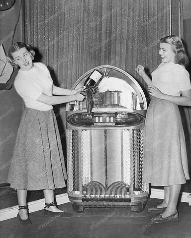 Girls Christen A 1949 Wurlizer 1100 Jukebox Vintage 8x10 Reprint Of Old Photo - Photoseeum