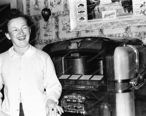 Happy Lady Next To Wurlitzer 700 Jukebox Vintage 8x10 Reprint Of Old Photo - Photoseeum