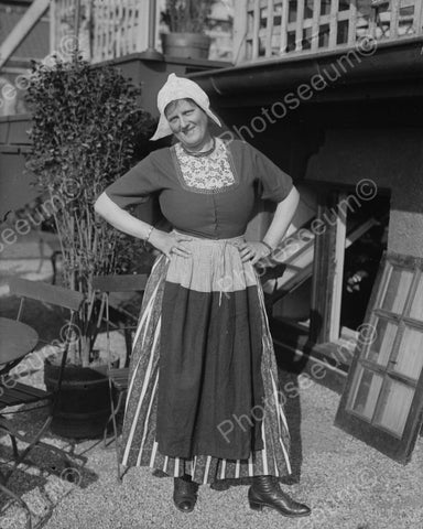 Dutch Housewife Viintage 8x10 Reprint Of Old Photo - Photoseeum
