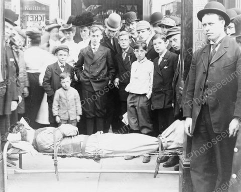 Houdini Strapped To Bed As Crowd Watches 8x10 Reprint Of Old Photo - Photoseeum