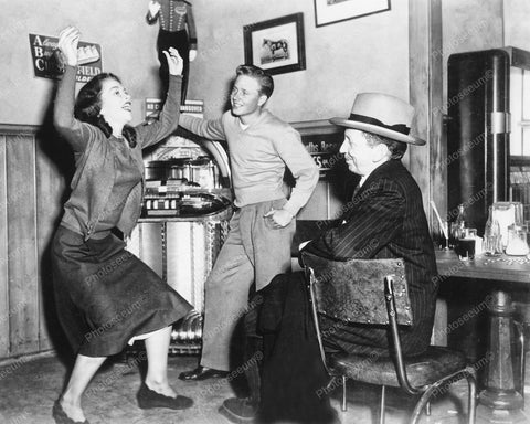 Wurlitzer Jukebox 1100 Girl Dancing At Diner Vintage 8x10 Reprint Of Old Photo - Photoseeum