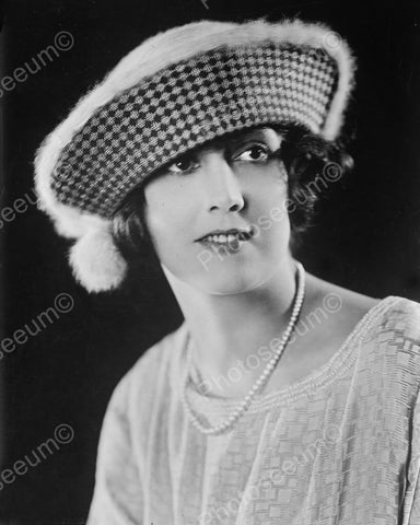 Lady In Classic 1930s Pattern Hat  8x10 Reprint Of Old Photo - Photoseeum