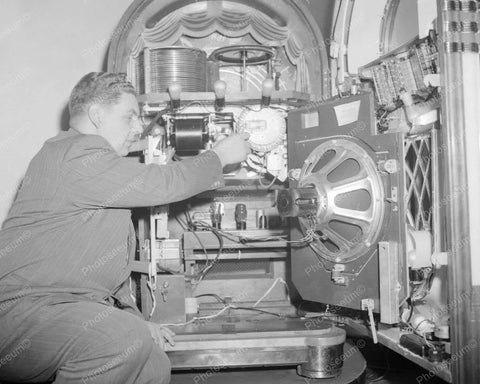 Wurlitzer 1015 Jukebox Repair Vintage 8x10 Reprint Of Old Photo - Photoseeum