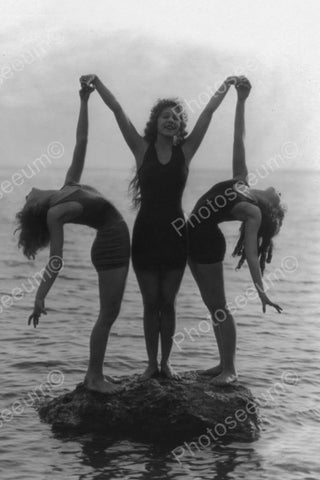 Bathing Beauties Do Beach Sculpture Pose! Vintage 4x6 Reprint Of Old Photo - Photoseeum