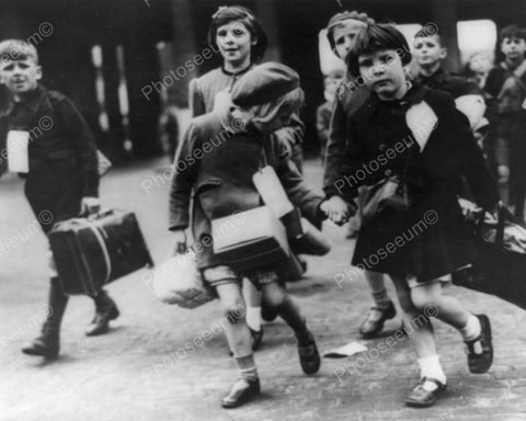 School Children Evacueess On The Move! 8x10 Reprint Of 1940's Old Photo - Photoseeum