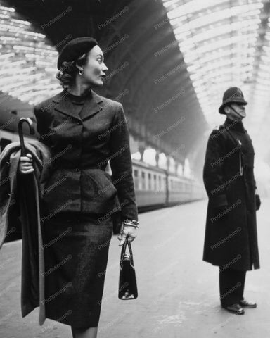 Fashion Model In Victoria Station 8x10 Reprint Of Old Photo - Photoseeum