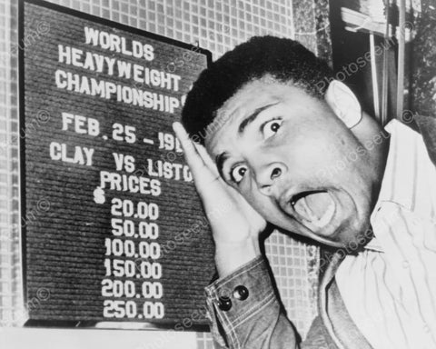 Muhammad Ali Clowns Around Boxing Sign  8x10 Reprint Of Old Photo - Photoseeum