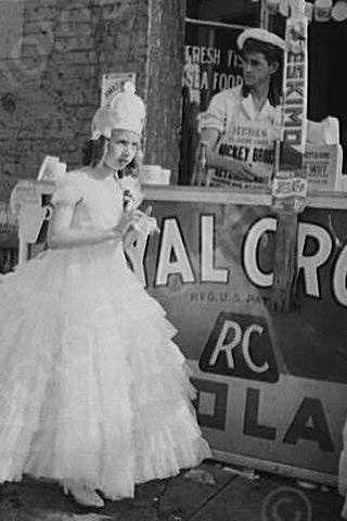 Memphis Tennesse Girl & Cotton Candy 1940 4x6 Reprint Of Old Photo - Photoseeum