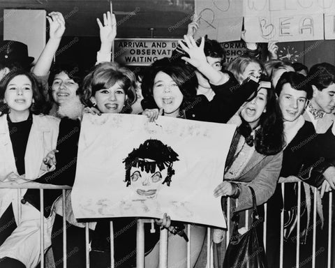 Fans Welcome Beatles Arrival To America 8x10 Reprint Of Old Photo - Photoseeum