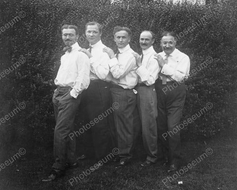 Houdini Poses With Men For Portrait 8x10 Reprint Of Old Photo - Photoseeum