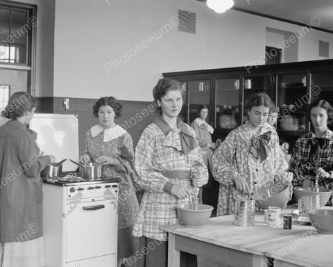 Young Women In A Home Economics Class 8x10 Reprint Of Old Photo - Photoseeum